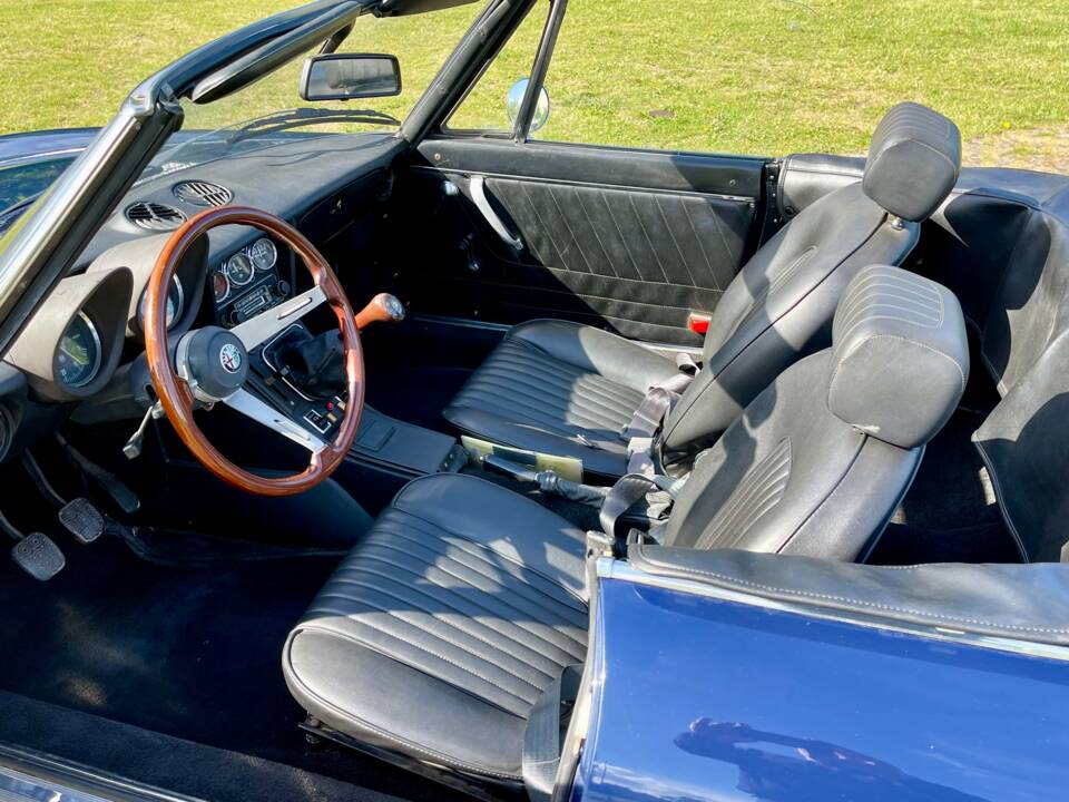 Bild 15/22 von Alfa Romeo 2000 Spider Veloce (1979)