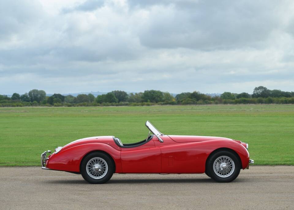 Image 4/37 of Jaguar XK 120 SE OTS (1954)