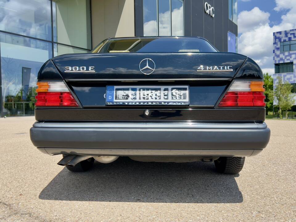 Immagine 6/36 di Mercedes-Benz 300 E 4-Matic (1989)