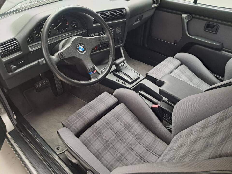 Image 12/12 of BMW 320i (1990)