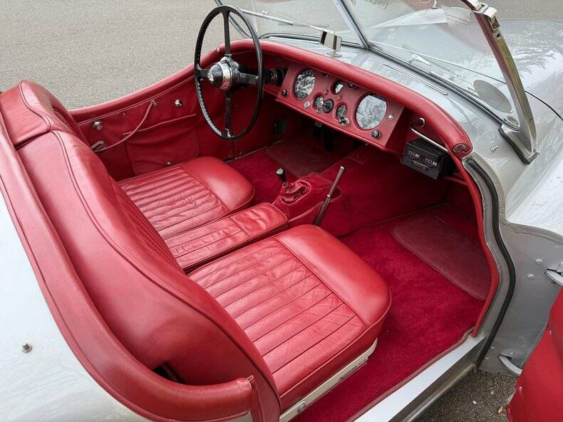 Image 8/50 of Jaguar XK 120 OTS (1953)