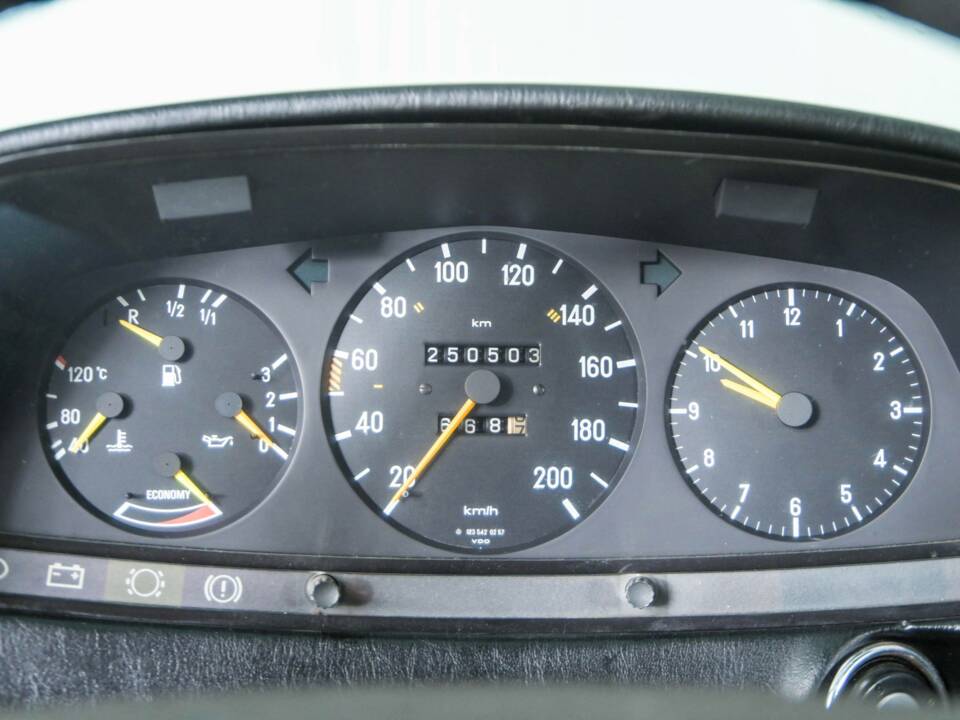 Image 15/50 of Mercedes-Benz 230 TE (1984)