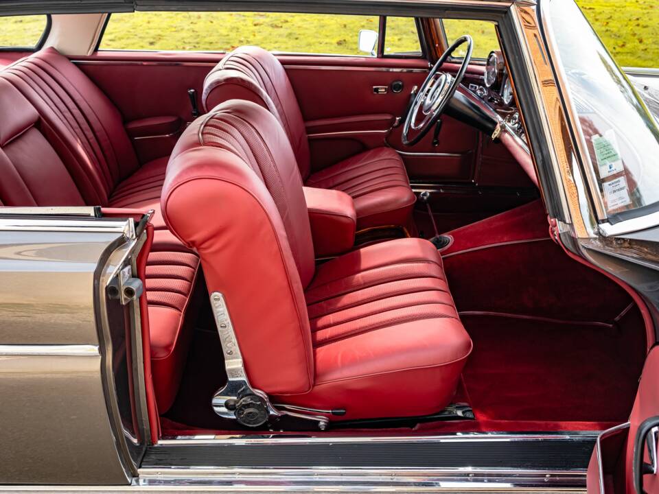 Image 48/86 of Mercedes-Benz 300 SE (1965)