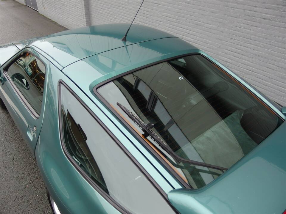 Bild 32/99 von Porsche 928 GTS (1992)