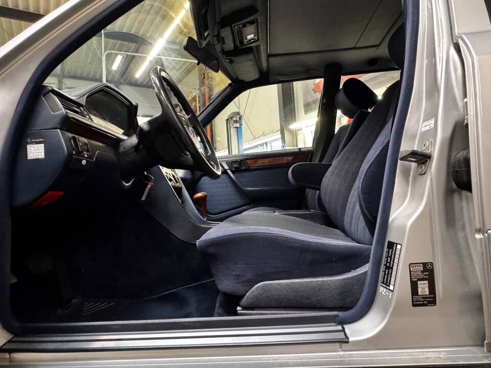 Bild 21/49 von Mercedes-Benz E 320 T (1993)