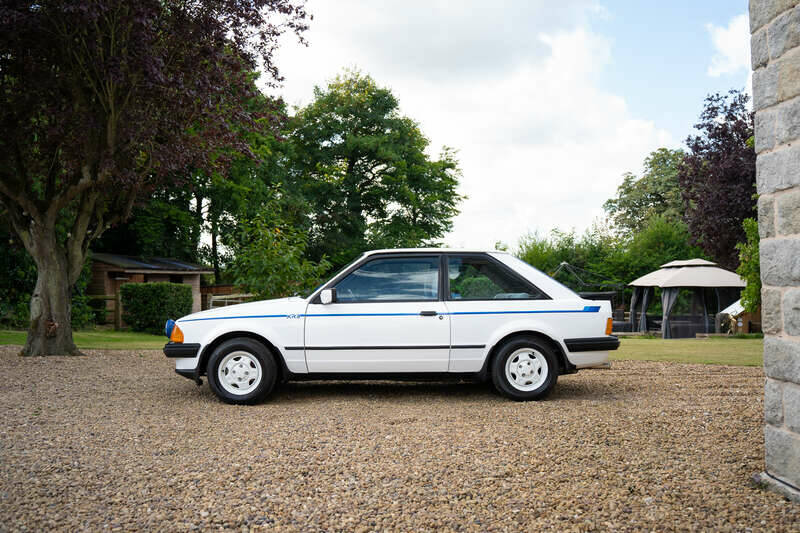 Image 5/50 of Ford Escort XR3i (1983)