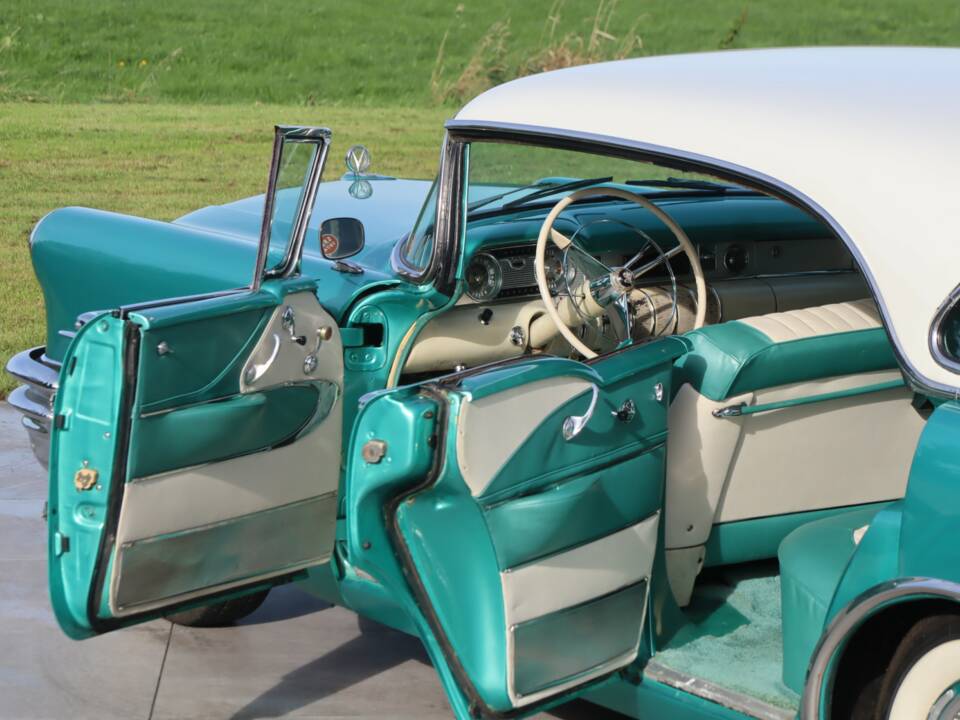 Image 24/50 of Buick 60 Century Riviera (1955)
