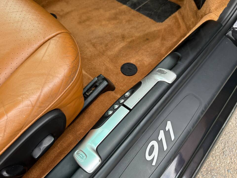 Image 16/30 of Porsche 911 Carrera 4 &quot;Millenium-Edition&quot; (2000)