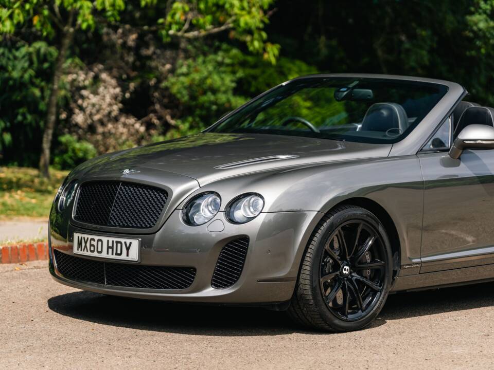 Immagine 37/50 di Bentley Continental GTC (2010)