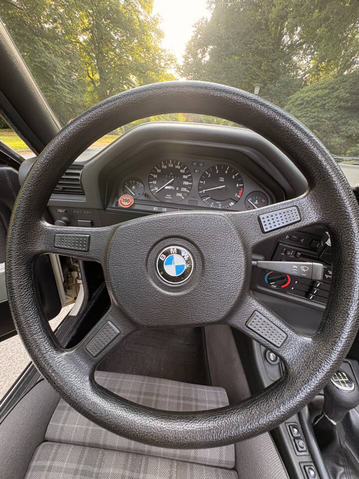 Immagine 39/75 di BMW 320i (1988)