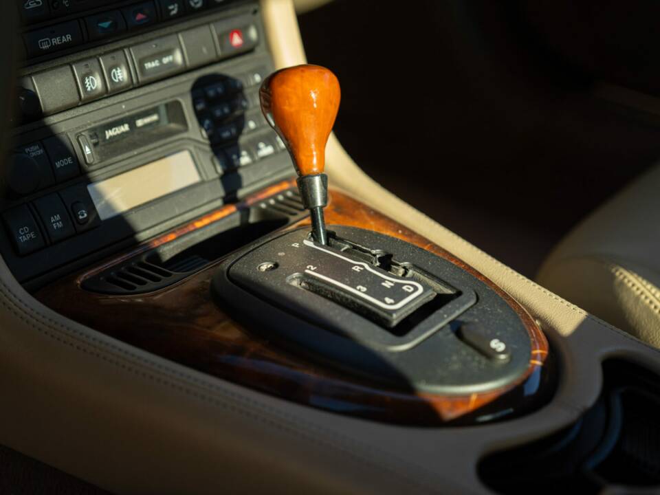 Image 44/50 of Jaguar XK8 4.0 (1998)