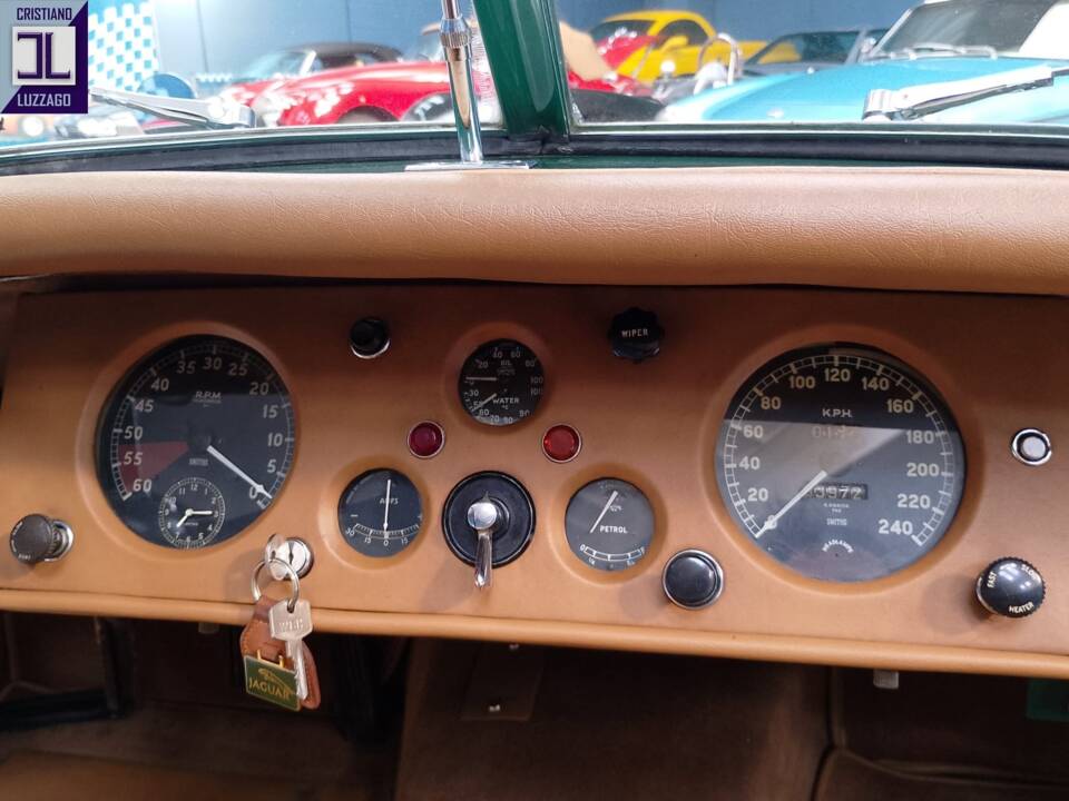 Image 32/57 of Jaguar XK 120 SE OTS (1953)