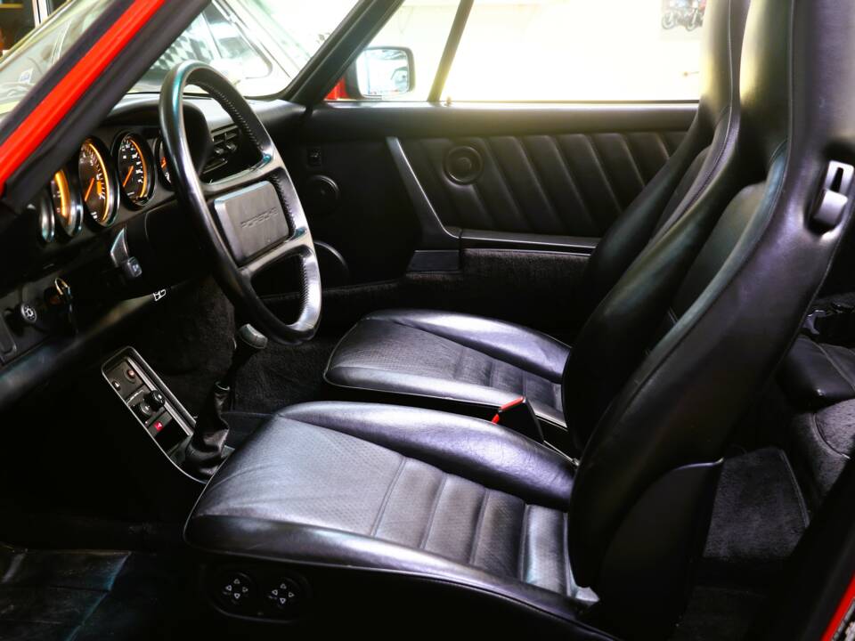 Image 30/47 of Porsche 911 Carrera 3.2 (1989)