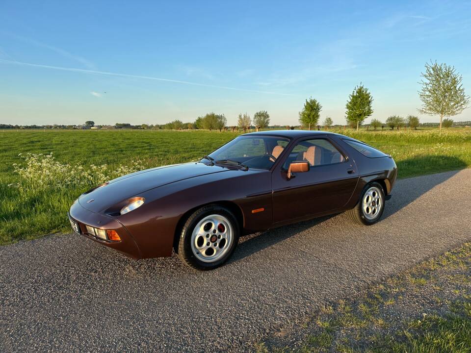 Image 2/5 of Porsche 928 (1981)