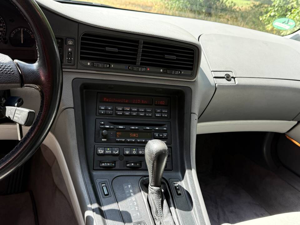 Image 20/22 of BMW 850i (1990)