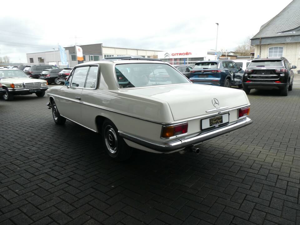 Image 6/20 of Mercedes-Benz 220 D (1972)