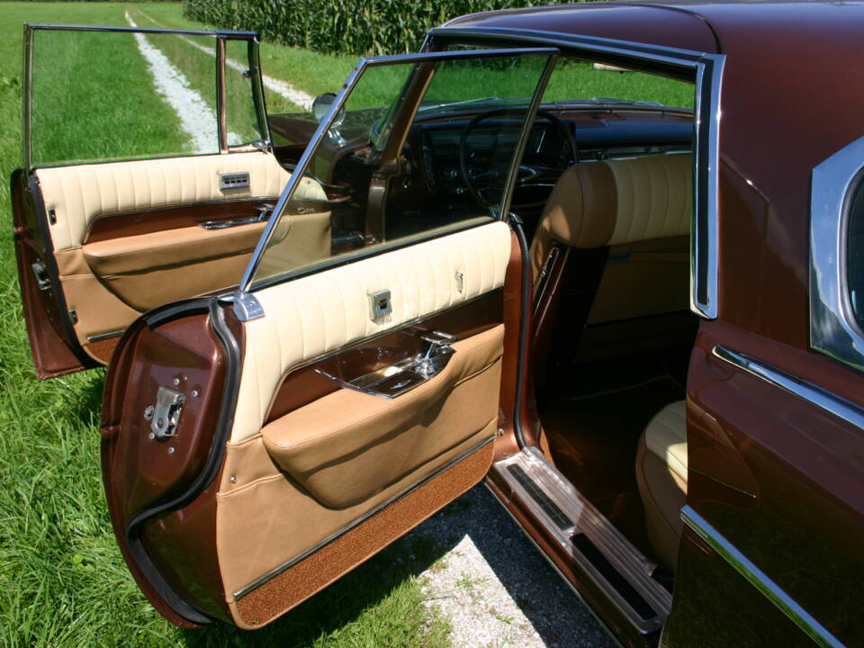 Image 11/20 of Imperial Crown Sedan (1962)