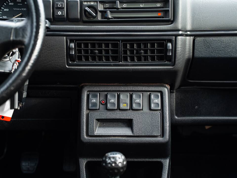 Image 34/48 de Volkswagen Golf Mk II GTi 16V 1.8 (1990)
