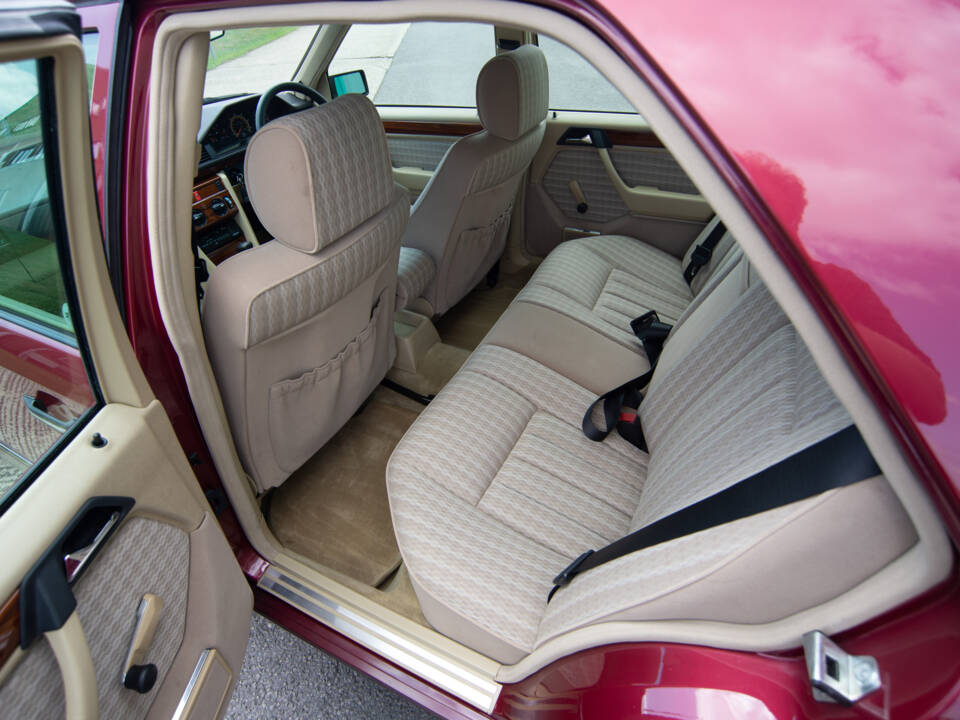 Bild 15/23 von Mercedes-Benz 200 E-16 (1993)