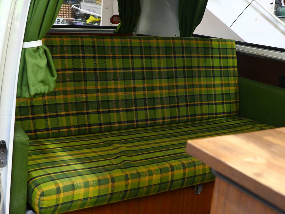 Bild 26/38 von Volkswagen T2b Camper (1974)