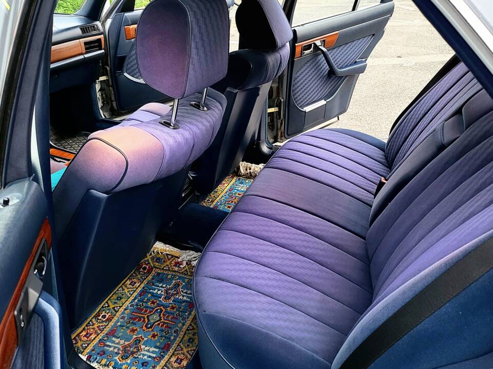 Bild 10/12 von Mercedes-Benz 300 SE (1986)