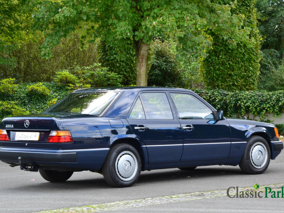 Image 5/50 of Mercedes-Benz 200 E (1991)