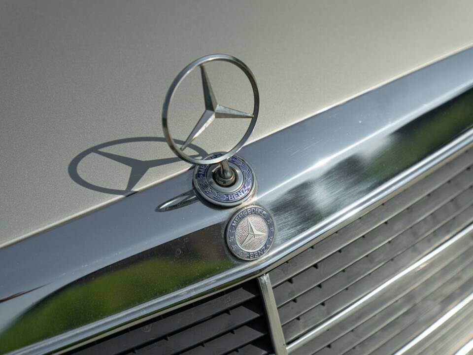 Image 13/50 of Mercedes-Benz 190 E 2.3-16 (1985)