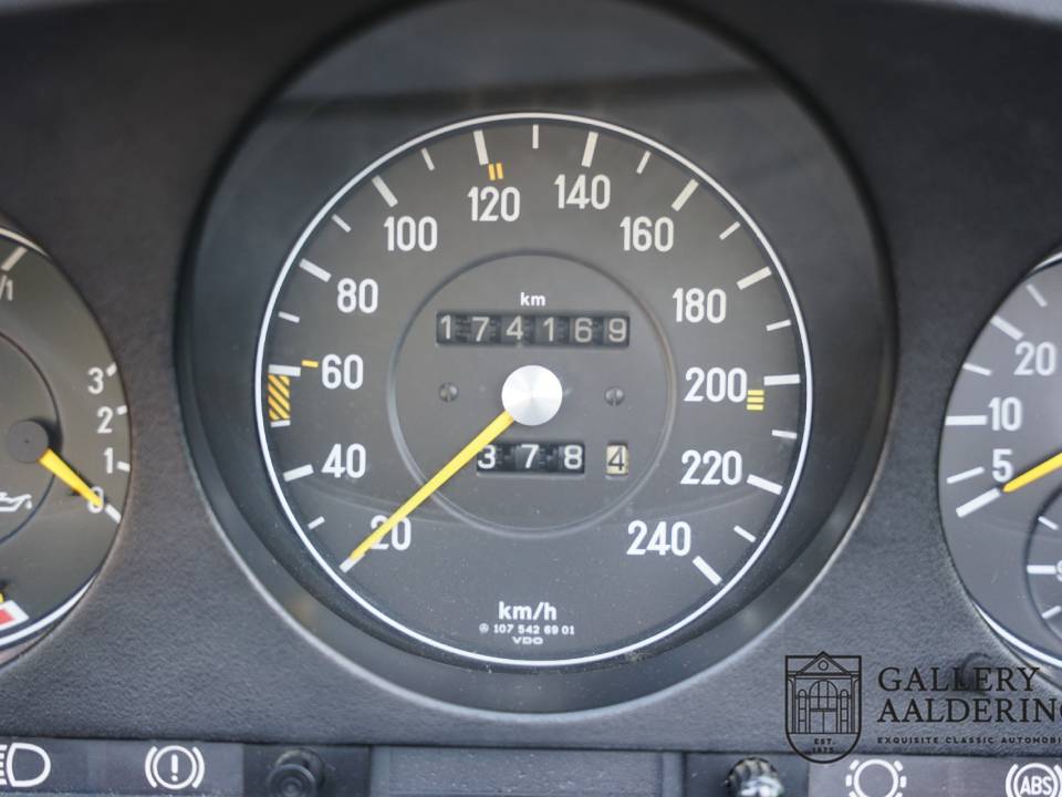 Image 7/50 of Mercedes-Benz 380 SL (1985)