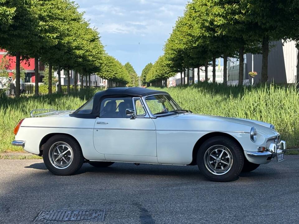 Image 16/18 of MG MGB (1975)