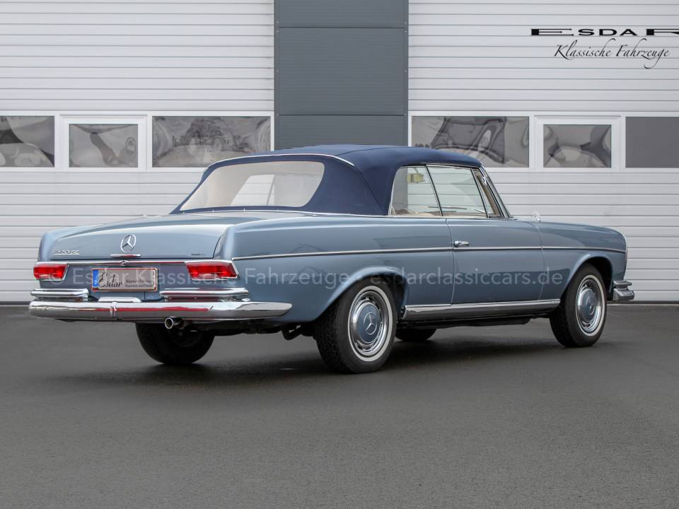 Image 3/40 de Mercedes-Benz 220 SE b (1964)