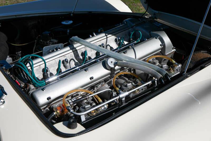 Image 12/38 of Aston Martin DB 6 Mk II Volante (1970)