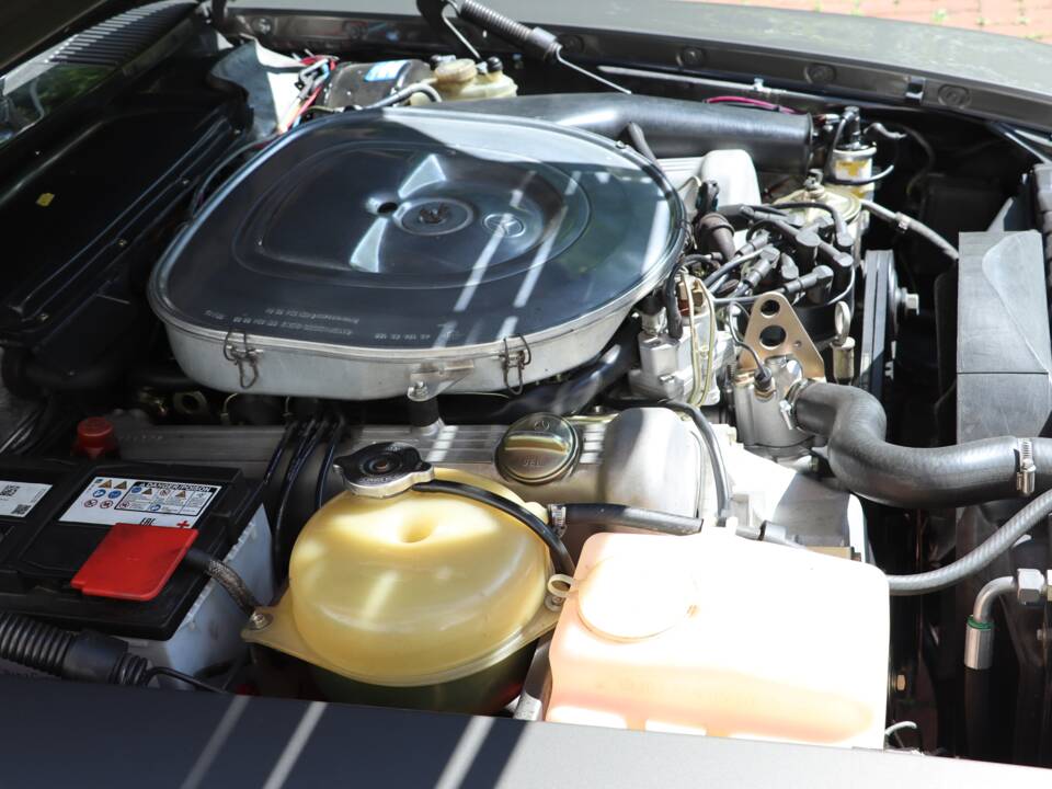 Image 25/59 of Mercedes-Benz 500 SLC (1980)