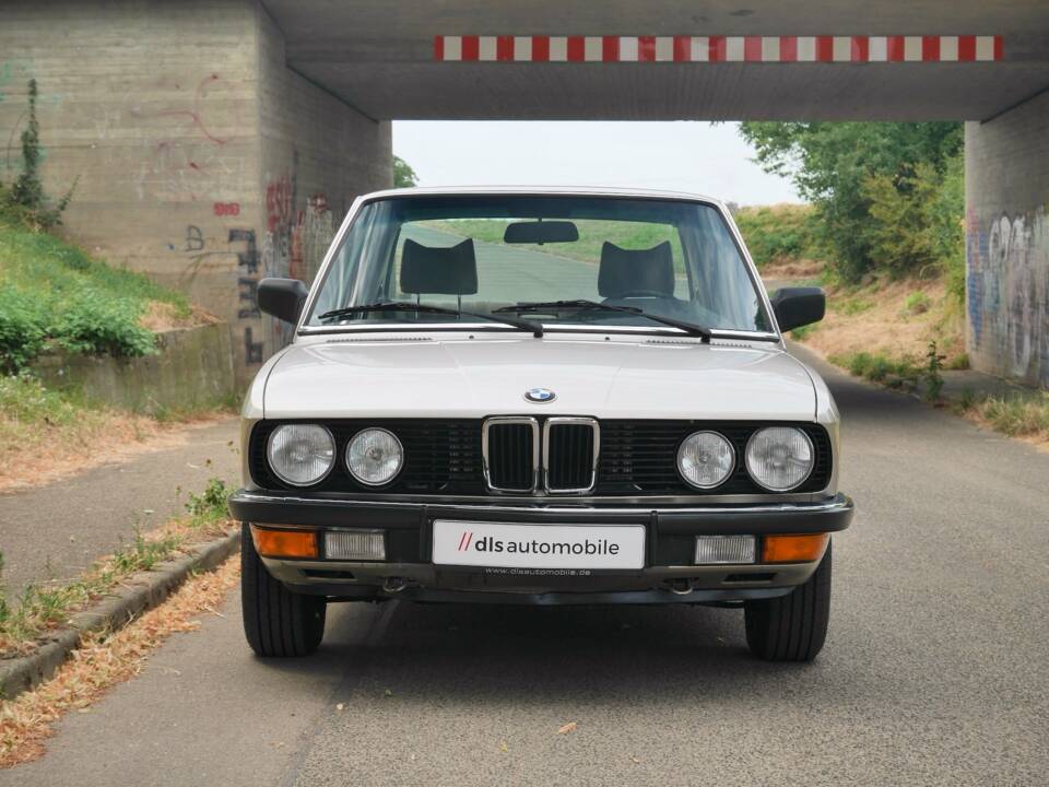 Image 2/42 of BMW 528i (1900)