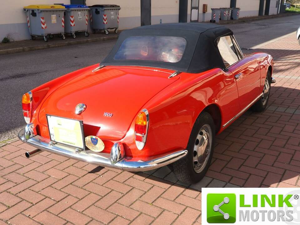 Image 7/10 of Alfa Romeo Giulia 1600 Spider (1963)