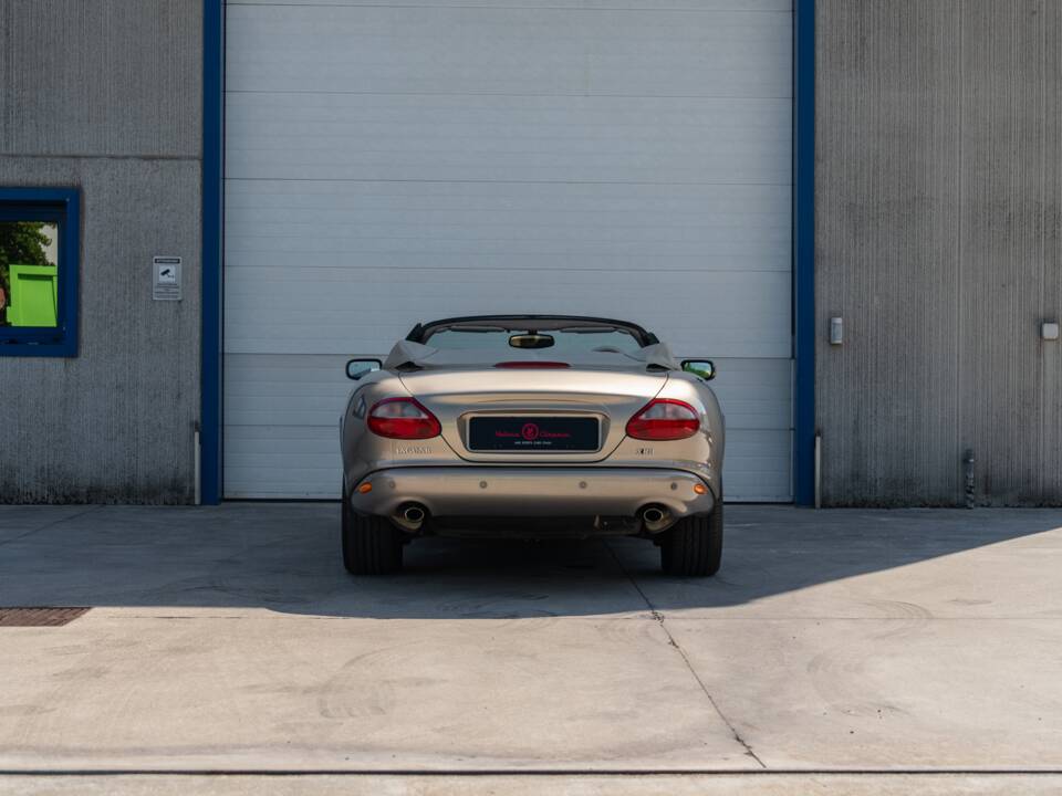 Image 14/91 de Jaguar XK8 4.0 (2000)