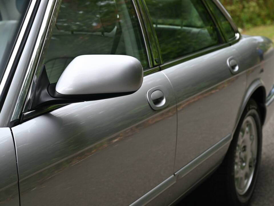 Immagine 15/50 di Jaguar XJ 8 Executive (2002)