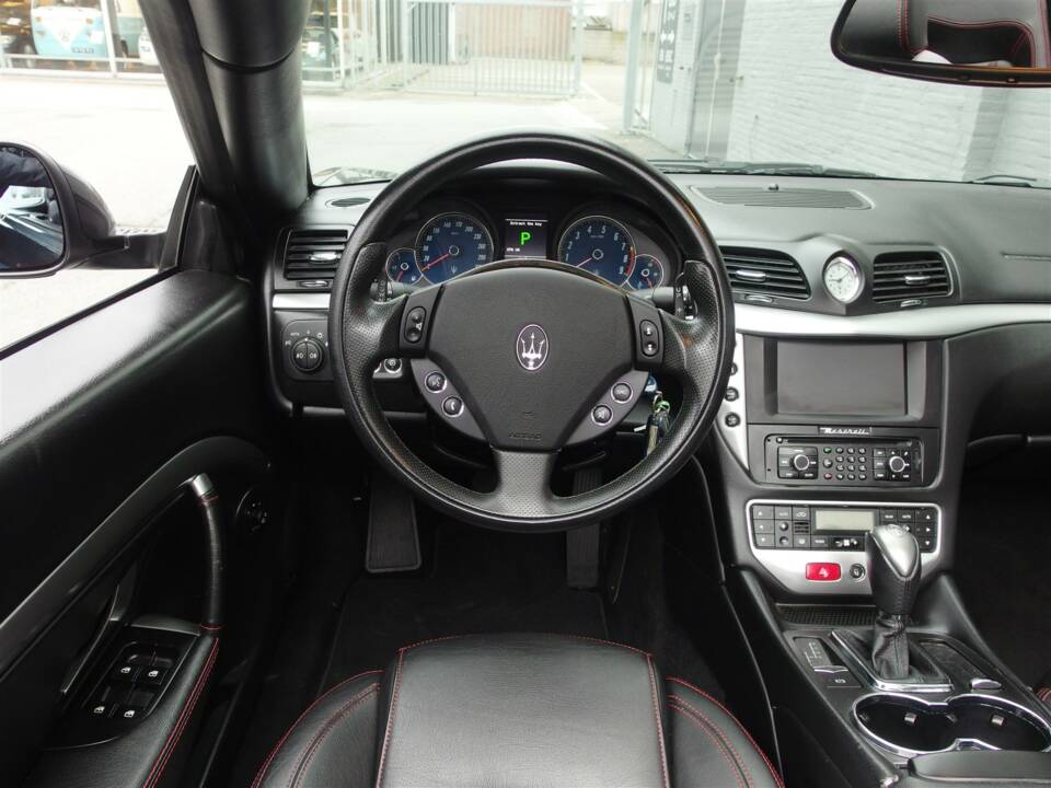 Immagine 31/93 di Maserati GranCabrio 4.7 (2010)