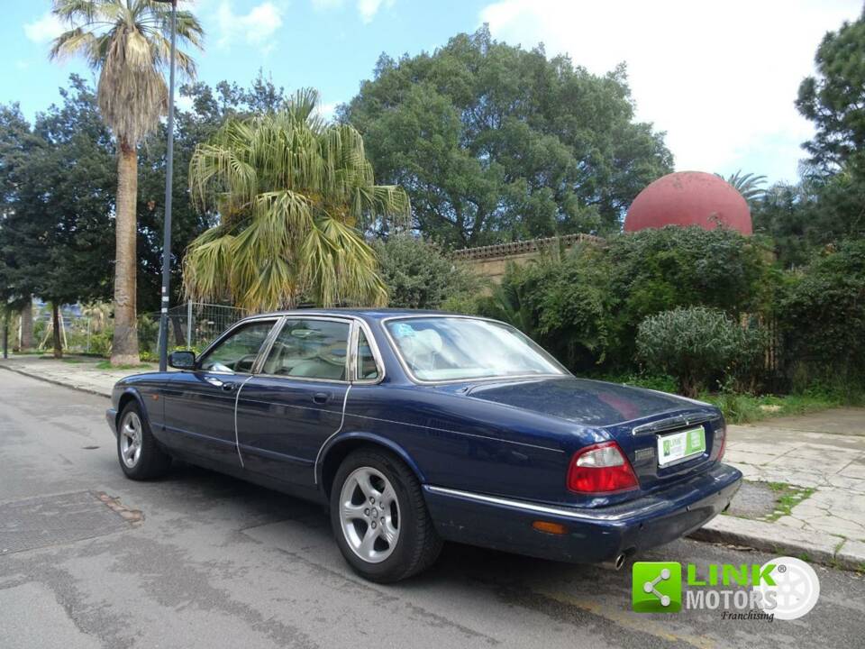 Image 4/24 of Jaguar XJ 8 Executive (1999)