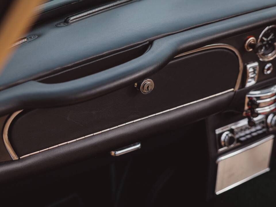 Image 83/99 of Aston Martin DB 6 Volante (1968)