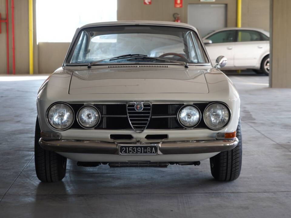 Image 2/22 of Alfa Romeo 1750 GT Veloce (1967)