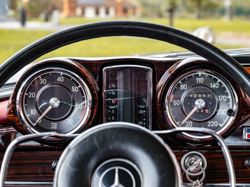 Image 40/86 of Mercedes-Benz 300 SE (1965)