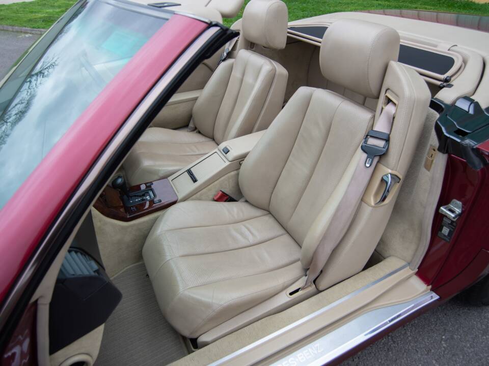 Image 19/28 of Mercedes-Benz 500 SL (1992)