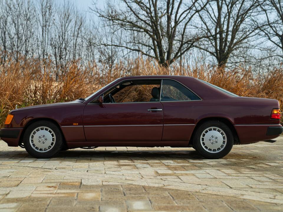 Immagine 4/50 di Mercedes-Benz 300 CE-24 (1991)