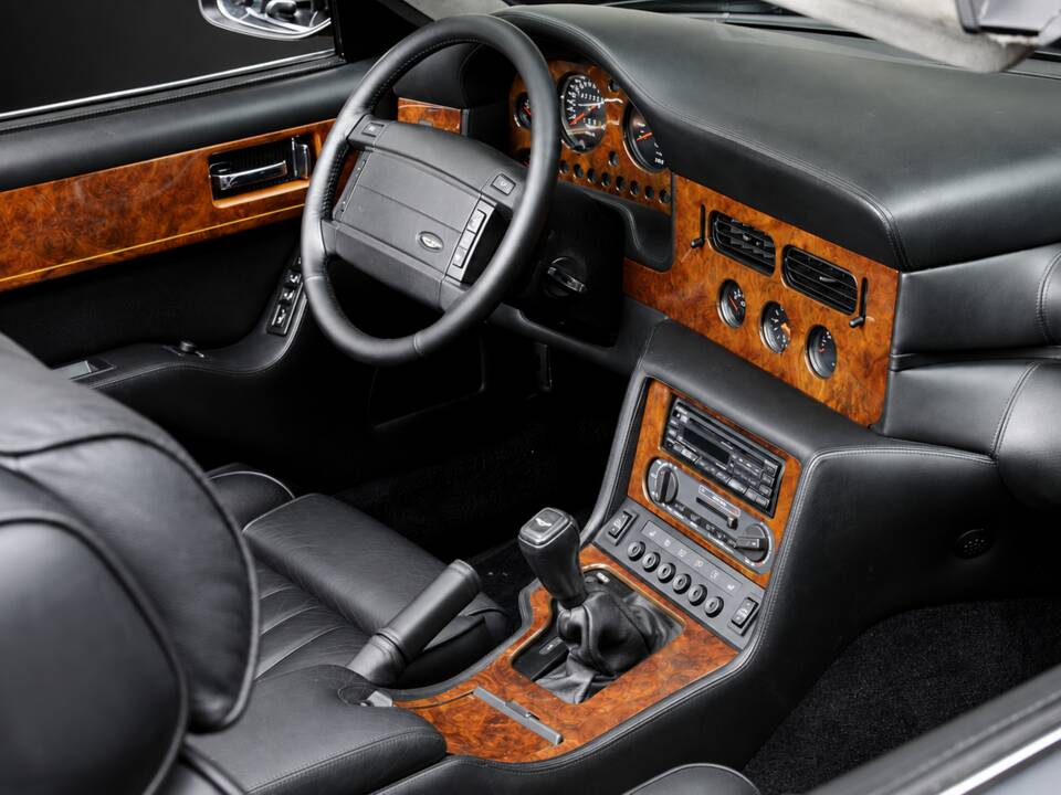 Immagine 8/17 di Aston Martin Virage Volante (1994)