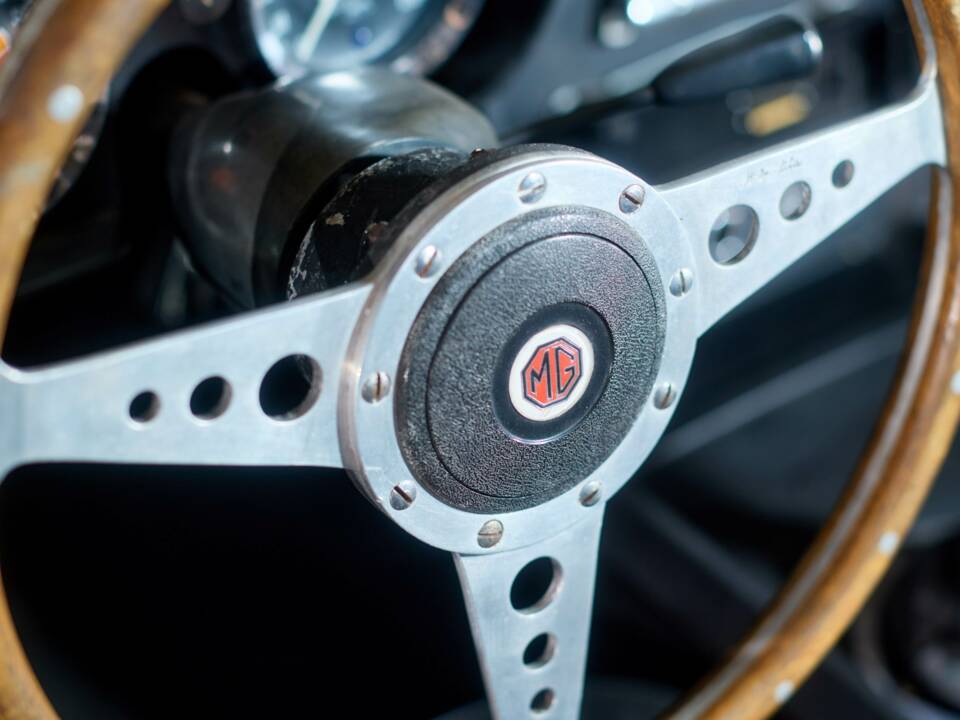 Image 22/27 of MG MGB GT (1972)