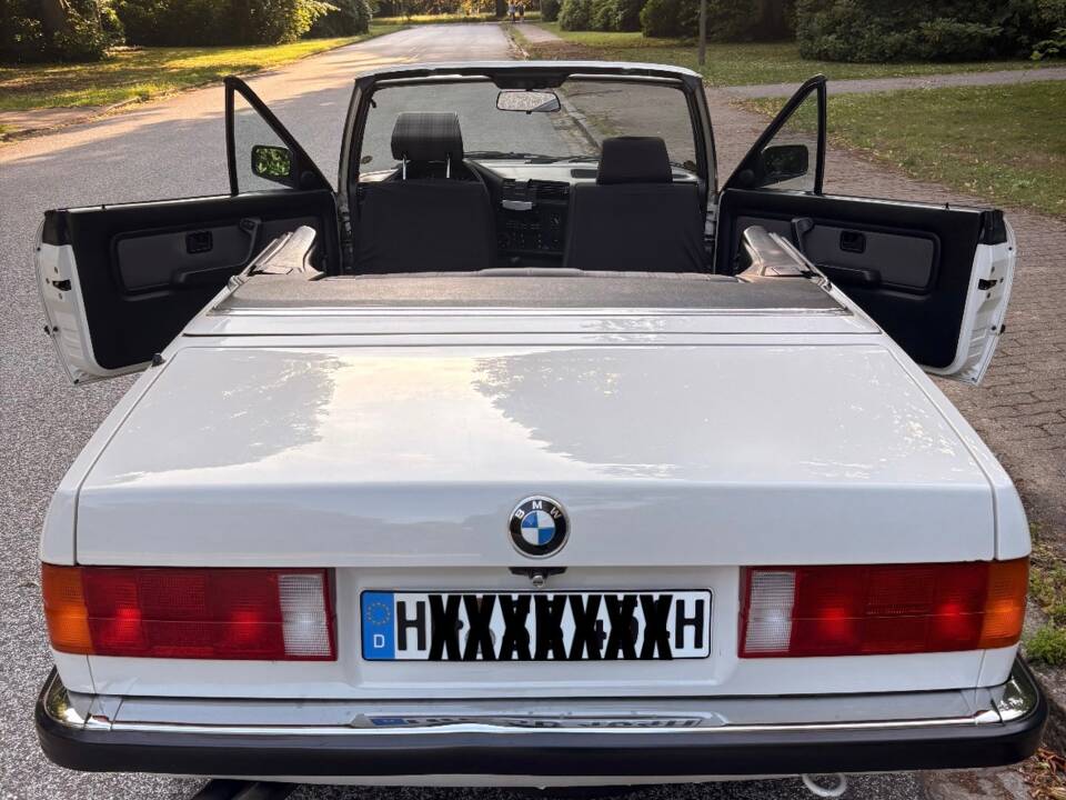Immagine 13/75 di BMW 320i (1988)