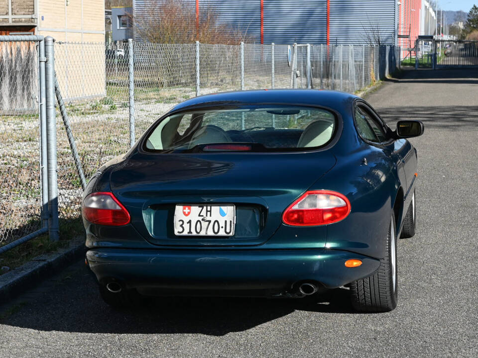 Image 7/23 of Jaguar XK8 4.0 (1998)