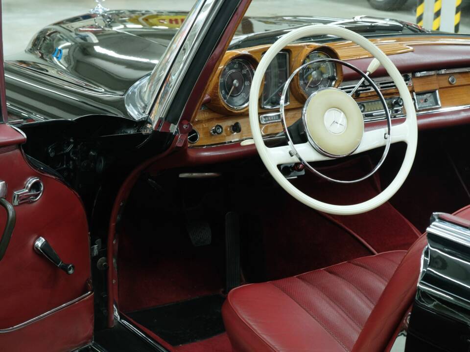 Image 26/50 of Mercedes-Benz 220 SE b (1963)