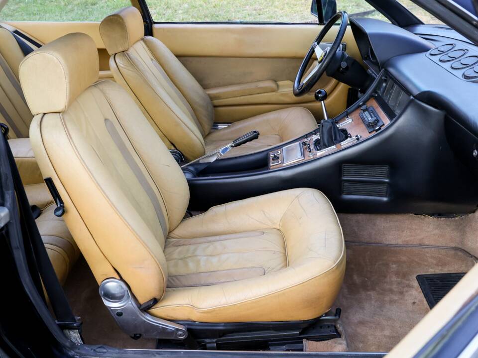 Image 22/32 of Ferrari 400 GT (1977)