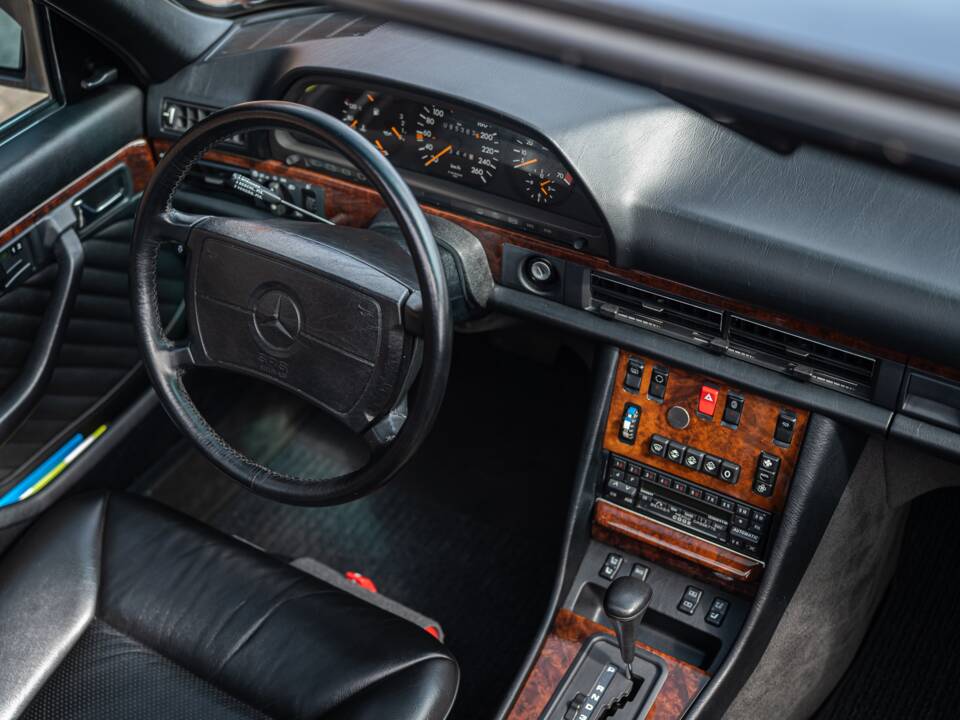 Image 31/91 of Mercedes-Benz 560 SEL (1990)